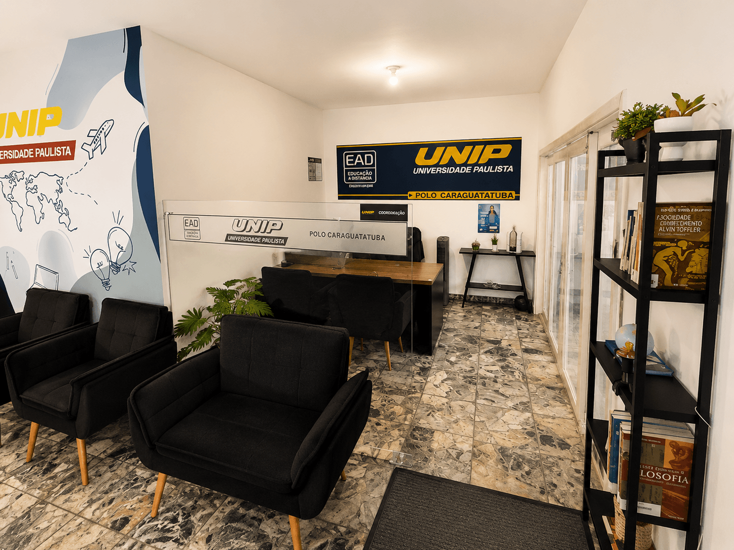 Sala de coordenação com atendimento aos alunos