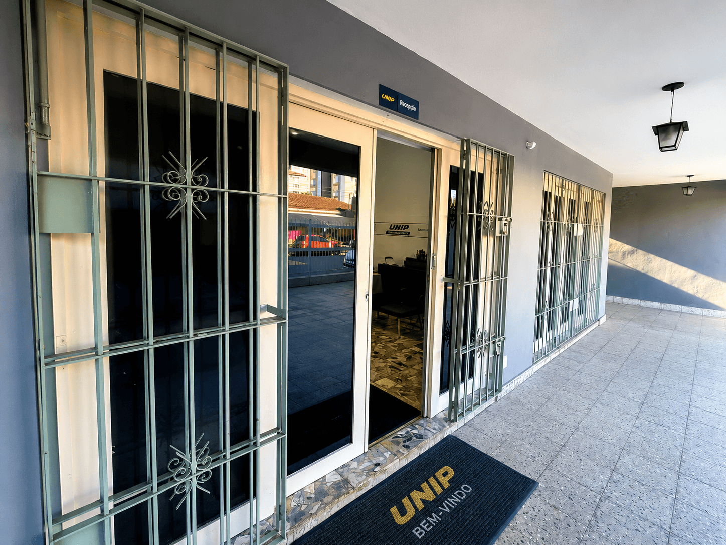 Entrada principal do polo com placa de recepção UNIP
