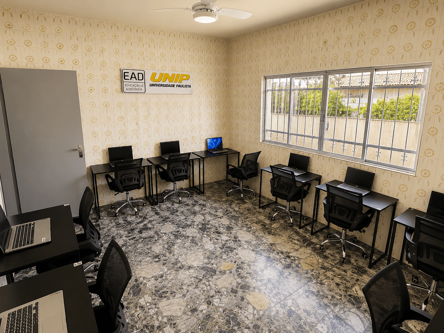 Laboratório de informática com notebooks para os alunos