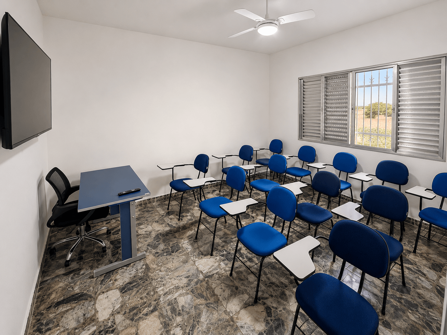 Sala de aula com cadeiras e equipamentos do polo